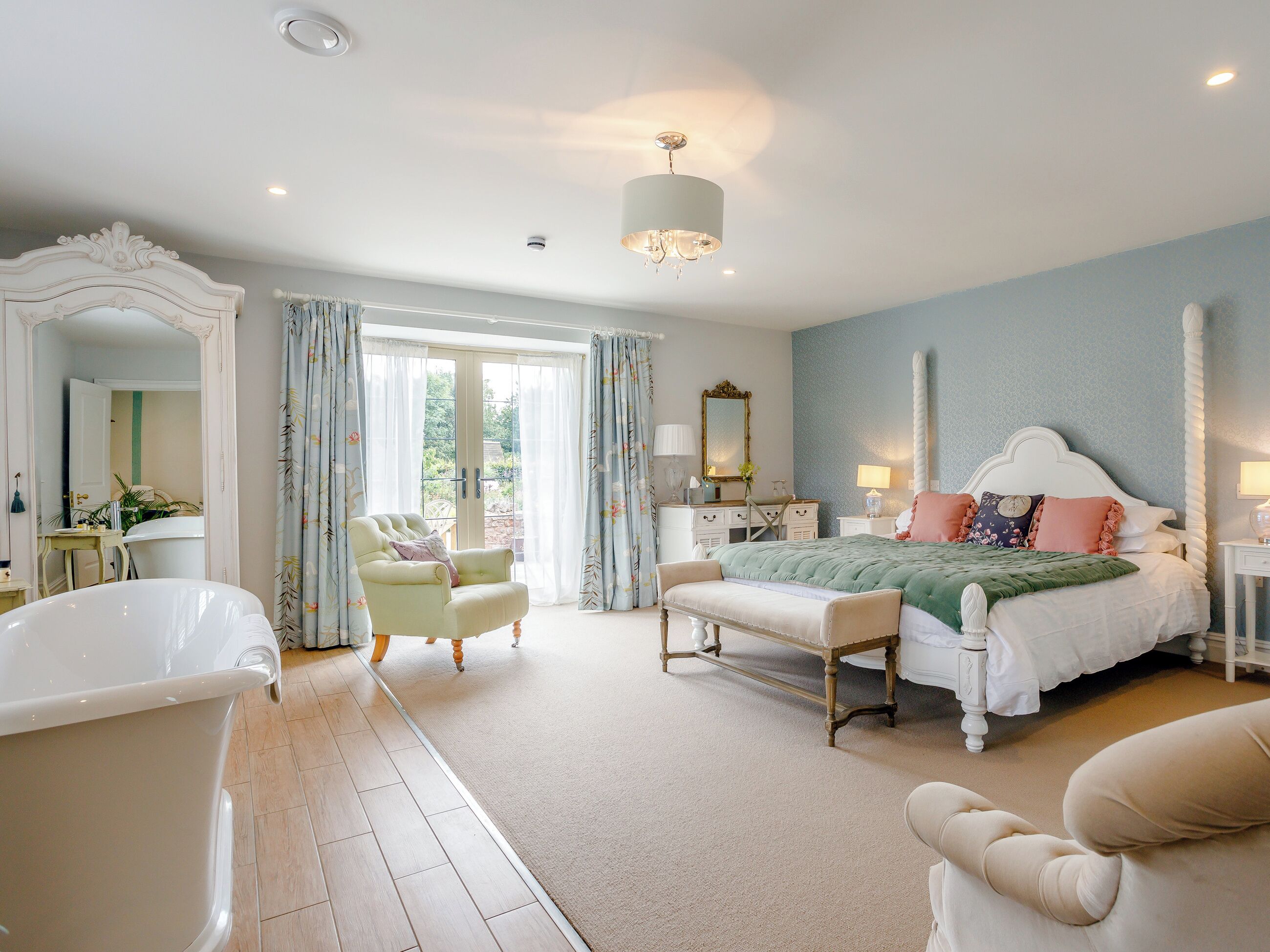 4 عدّة غرف نوم وواي فاي مجانًا وملاءات أسرّة