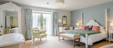 4 bedrooms, free WiFi, bed sheets, wheelchair access