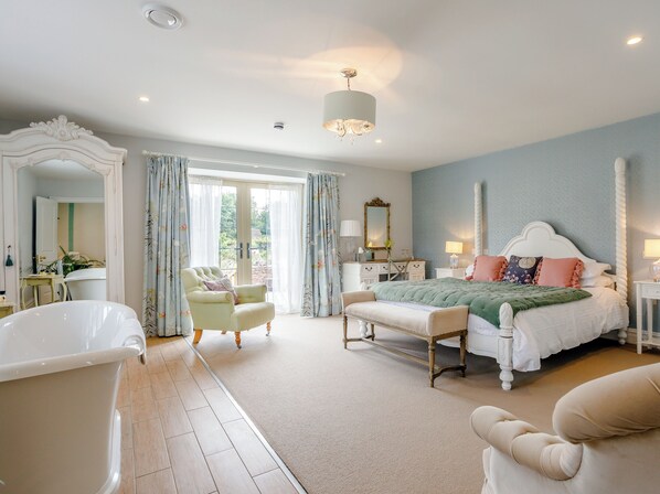 4 bedrooms, free WiFi, bed sheets, wheelchair access