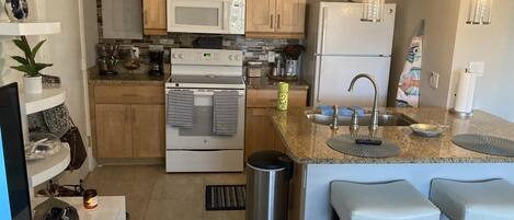 Mikrowelle, Wasserkocher mit Kaffee-/Teezubehör