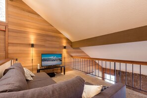Smart TV, fireplace, video games, DVD player - Walk to village AC+Loft+Sauna+HotTub+SHARC Passes+Pet & Kid Friendly (Sunriver)