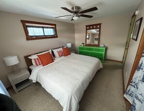 2 bedrooms, desk, travel cot, WiFi - Best little secret in downtown JH (Jackson)