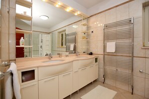 Ensemble baignoire-douche, séchoir à cheveux, bidet, serviettes fournies