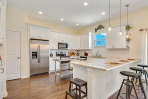 Een koelkast, een magnetron, een oven, een kookplaat