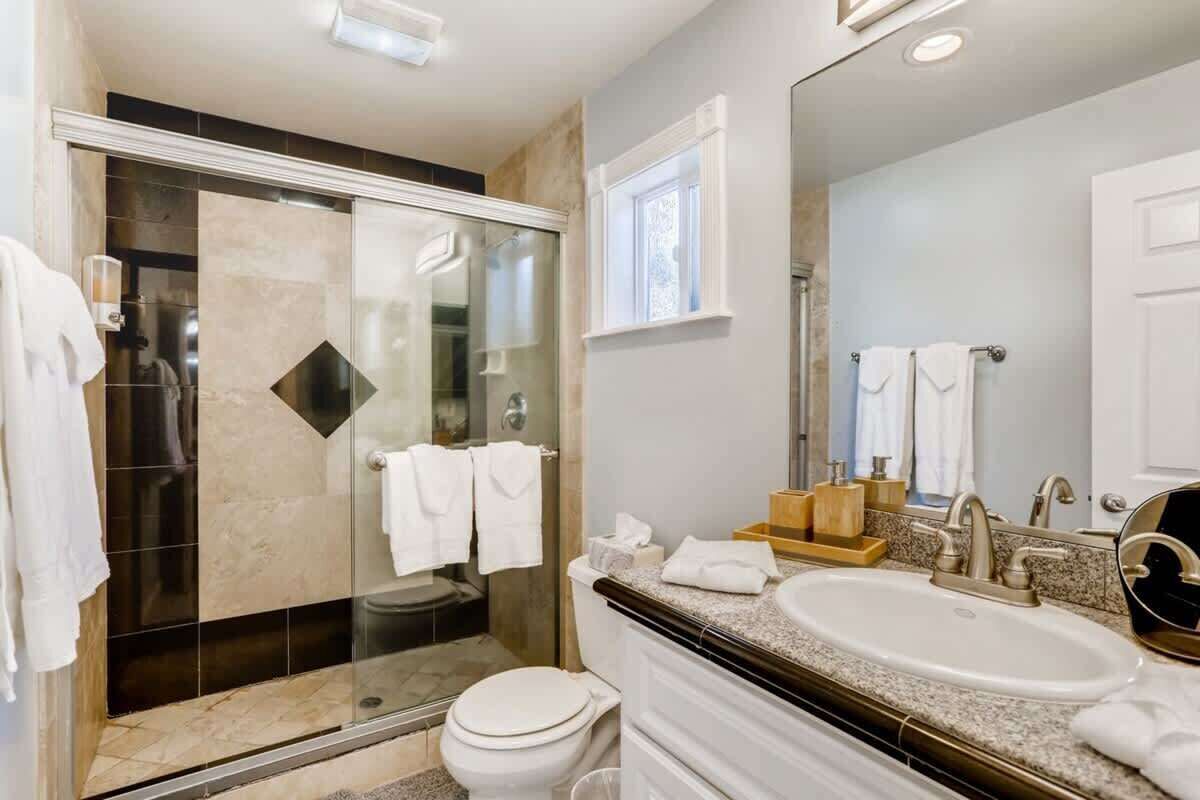 Bathtub, hair dryer, towels, shampoo
