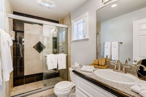 Bathtub, hair dryer, towels, shampoo - Wake up in your 3-bedroom beach home!-C11 (Newport Beach)