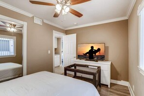 3 bedrooms, desk, iron/ironing board, travel cot - Wake up in your 3-bedroom beach home!-C11 (Newport Beach)