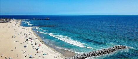 Accommodatie ligt op het strand, parasols