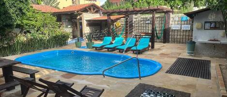 Piscine extérieure, chaises longues