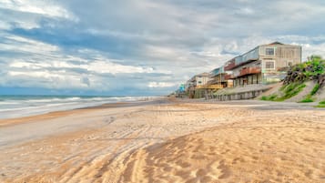 Beach nearby, sun-loungers, beach towels