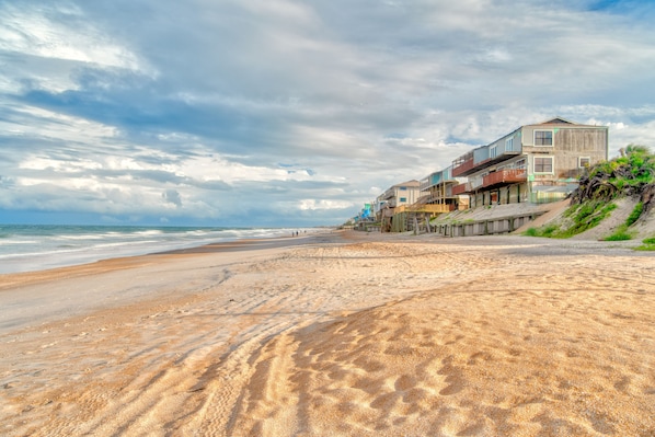Beach nearby, sun-loungers, beach towels