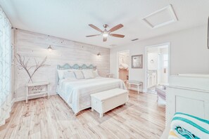 4 bedrooms, iron/ironing board, WiFi, bed sheets - 2 Master Suites+ / Steps to Ocean (St. Augustine)