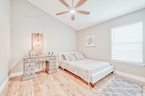 4 habitaciones, tabla de planchar con plancha, wifi y ropa de cama