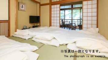 Japanese Quadruple Room with Shared Bathroom | Free WiFi, bed sheets