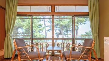 Japanese Quintuple Room with Shared Bathroom | Free WiFi, bed sheets
