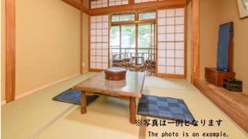 Habitación tradicional con 2 camas individuales, baño compartido (Japanese Style) | Wifi gratis y ropa de cama