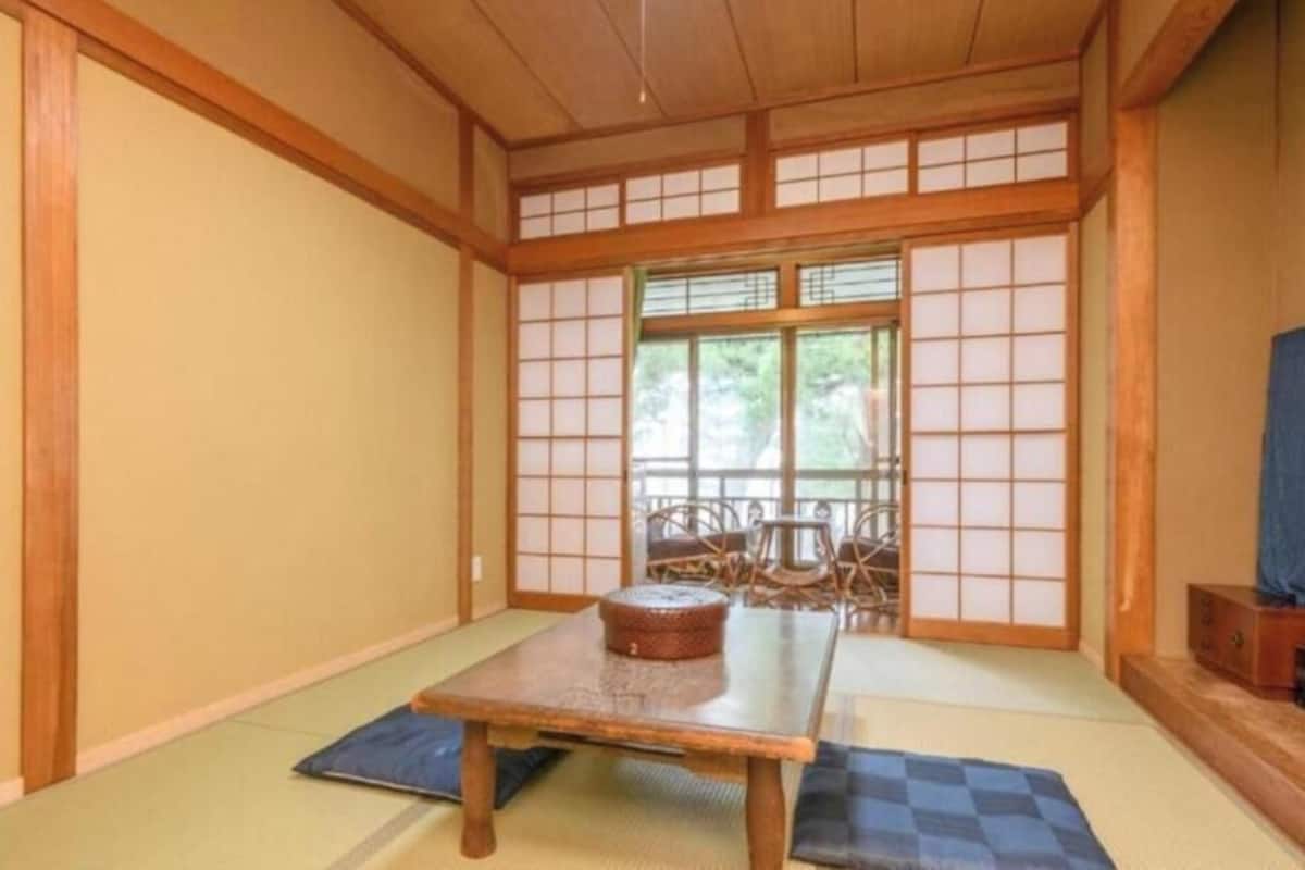 Habitación tradicional con 2 camas individuales, baño compartido (Japanese Style) | Wifi gratis y ropa de cama