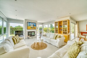 Téléviseur, lecteur de DVD, table de ping-pong