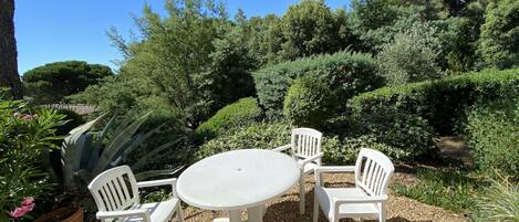 屋外ダイニングエリア