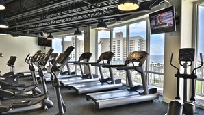 Una palestra con tapis roulant, ellittiche e cyclette.