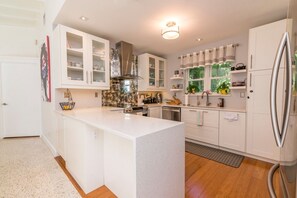 Mikroaaltouuni, astianpesukone, kahvin-/teenkeitin