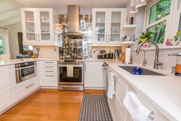 Mikrowelle, Geschirrspüler, Wasserkocher mit Kaffee-/Teezubehör