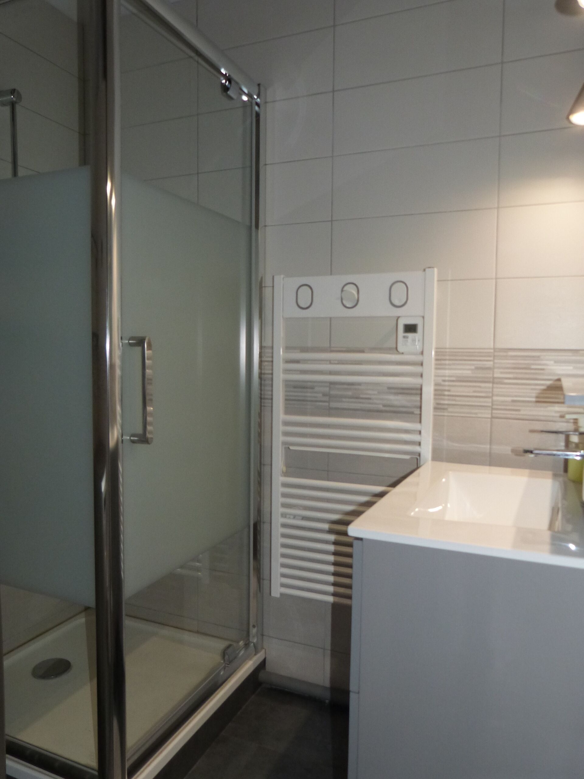 Een douche, een haardroger, handdoeken, toiletpapier
