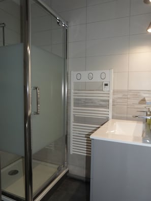 Douche, sèche-cheveux, serviettes fournies, papier toilette