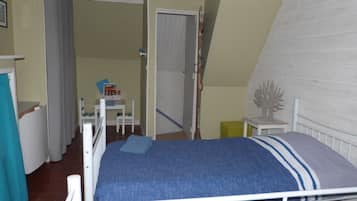 2 sovrum, skrivbord, strykjärn/strykbräda och resesäng