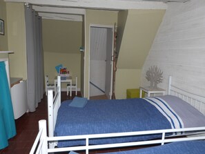 2 bedrooms, desk, iron/ironing board, WiFi - Atypical fisherman's house for 6 person and a baby (Dieppe)