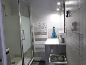 Dusche, Haartrockner, Handtücher, Toilettenpapier
