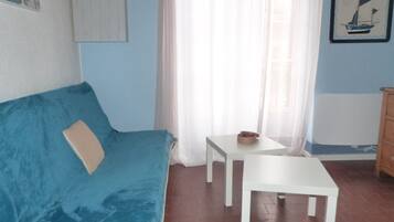 Een televisie, boeken en een stereo