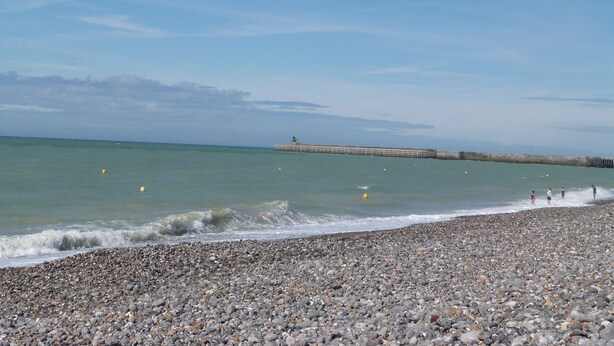 A pebbled beach with a pier extending into the sea. - Atypical fisherman's house for 6 person and a baby (Dieppe)