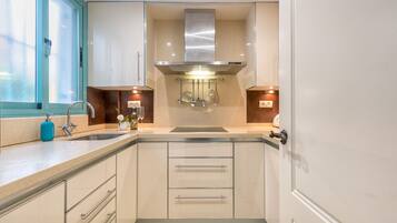 Een koelkast, een magnetron, een oven, een kookplaat