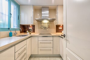 冷蔵庫、電子レンジ、オーブン、コンロ