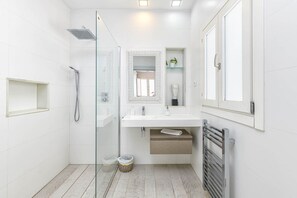 Dusche, Haartrockner, Handtücher, Seife