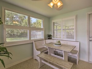 Dining - Rita's Cottage by the Beach - Steps to Ocean! (Indian Rocks Beach)