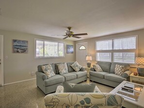 TV - Rita's Cottage by the Beach - Steps to Ocean! (Indian Rocks Beach)