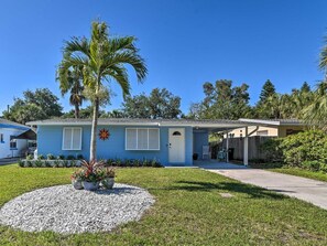 Exterior - Rita's Cottage by the Beach - Steps to Ocean! (Indian Rocks Beach)