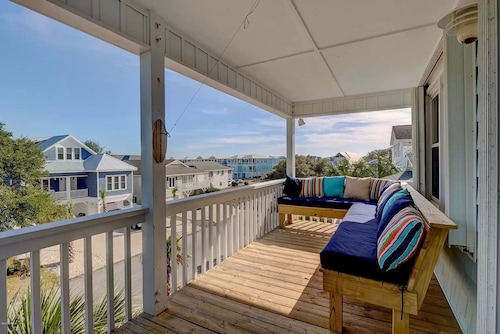 2 Blocks from Beach, Dog Friendly w/ no dog fees!, Hot Tub, Fenced Yard