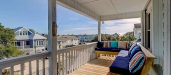 2 Blocks from Beach, Dog Friendly w/ no dog fees!, Hot Tub, Fenced Yard