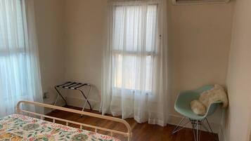2 habitaciones, escritorio, tabla de planchar con plancha y wifi