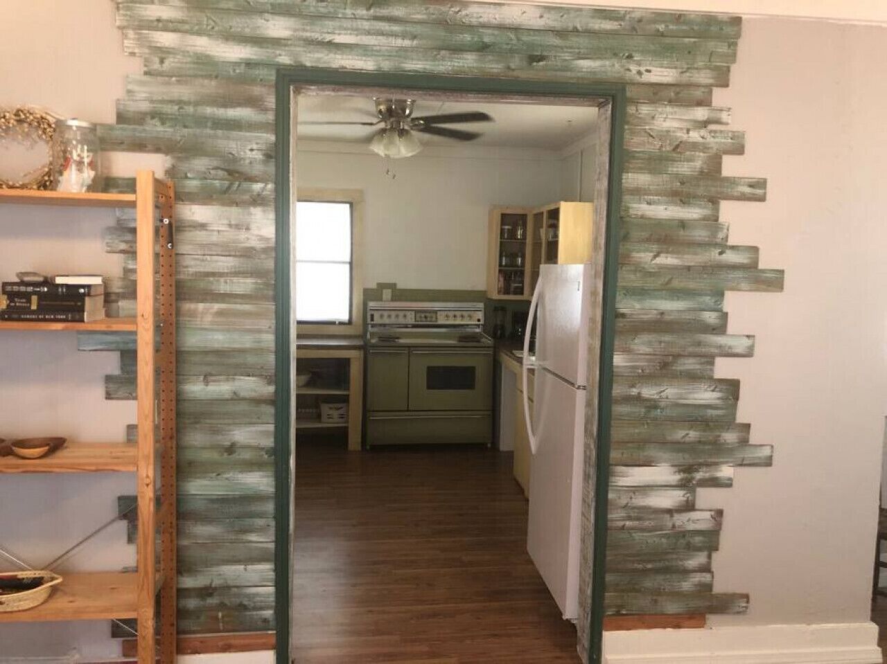 Réfrigérateur, four à micro-ondes, cafetière-théière