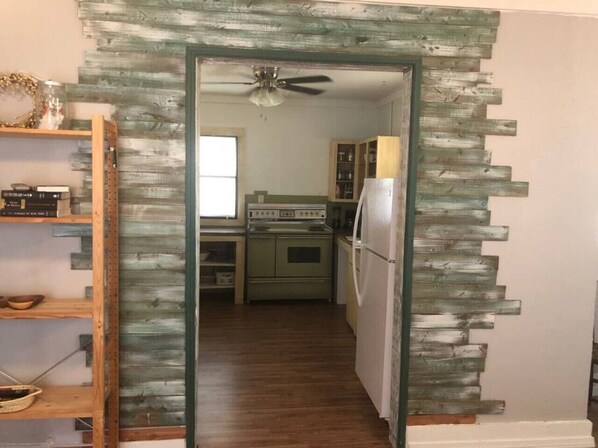 Kühlschrank, Mikrowelle, Wasserkocher mit Kaffee-/Teezubehör