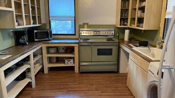 Een koelkast, een magnetron, een koffiezetapparaat/waterkoker