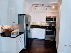 Refrigerador, microondas, lavavajillas y utensilios de cocina