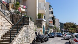 A street with stone steps leading to a building with balconies. - Sea View Apartments - Apartment Merivo (Dubrovnik)