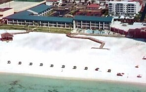 Una spiaggia nelle vicinanze