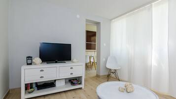Apartment (Two Bedroom Apartment with Sea View -) | Wohnzimmer | Fernseher