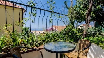 Apartment (Two Bedroom Apartment with Sea View -) | Terrasse/Patio